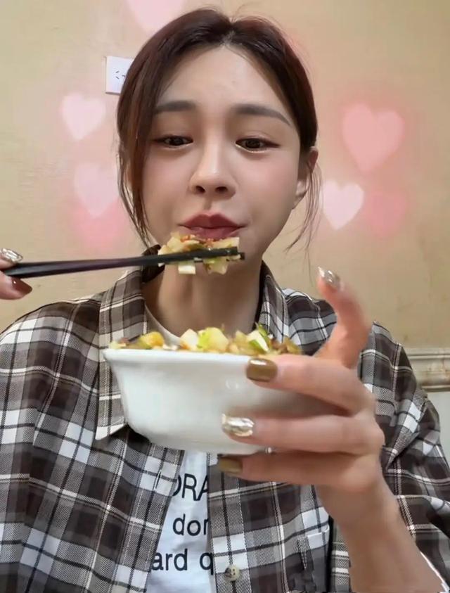 沈梦辰组局请吃饭，无牌饭馆一天只接两桌客，汪涵埋头干饭像老头