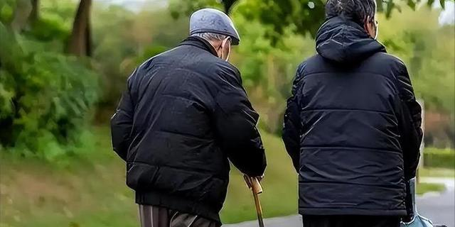 散步半个小时错了？医生提醒：过了60岁，散步要尽量做到这5点
