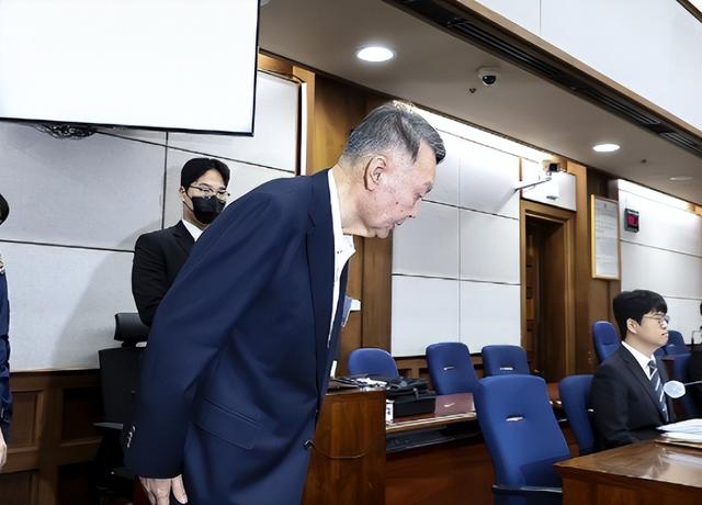 尹锡悦终于出庭受审，身形暴瘦“满头白发”，当场控诉不公待遇