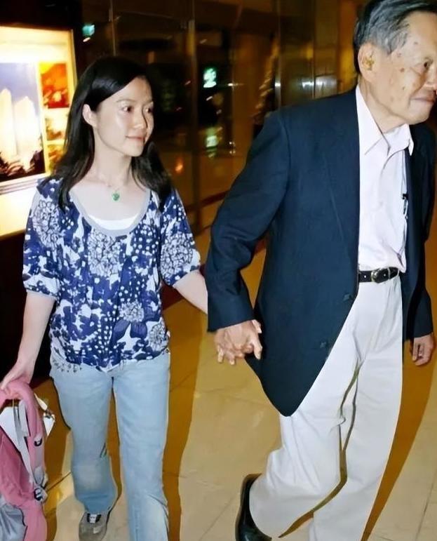 2021年，99岁杨振宁与72岁岳母罕见出镜，头发黑了	，翁帆有些发福