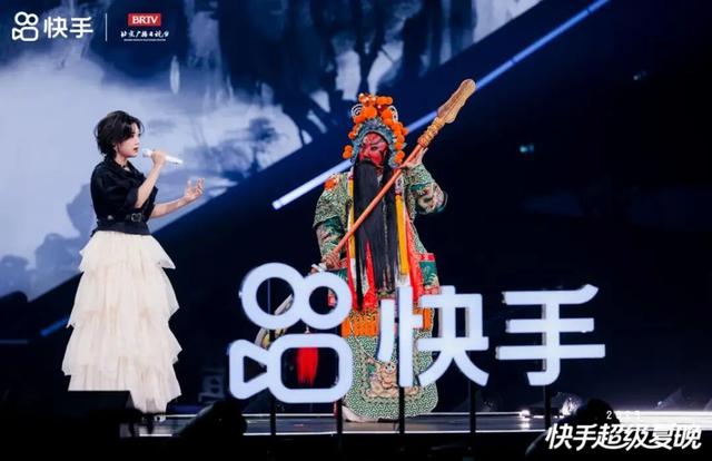 锚定成都“年轻力”，快手超级夏晚用三重创新，讲了一个“我们”