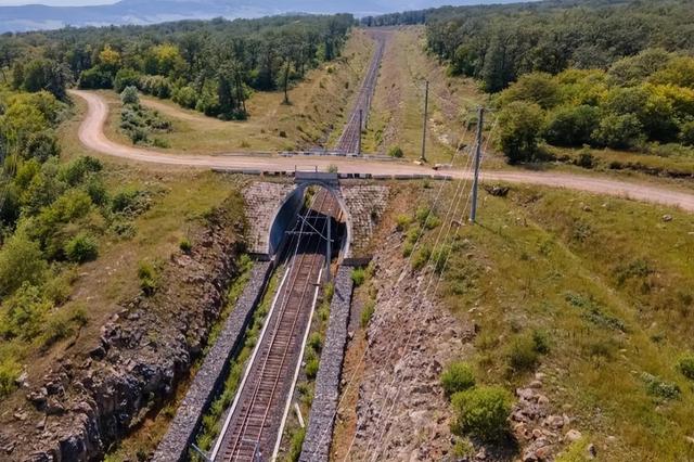 阿塞拜疆在阅兵式上展示枭龙和红旗9，南高加索真“变天”了？