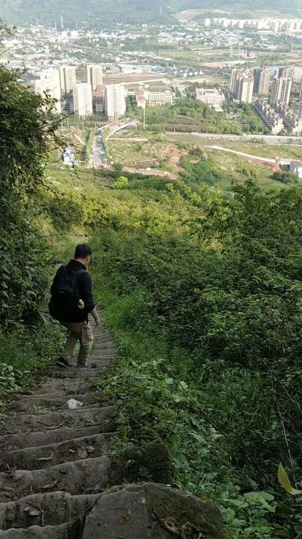 重庆九龙坡有一座明朝大寨，拥有18道城门，相传张献忠在此称帝