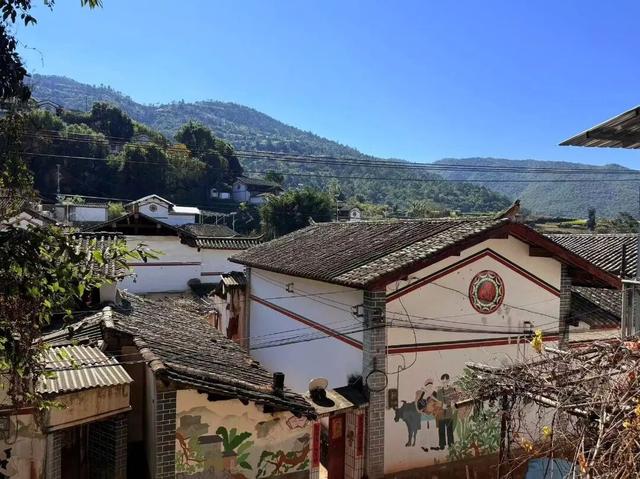 新春“趣”游玉溪丨峨山摆依寨：以山为枕，以绣为伴