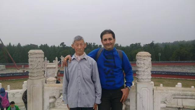 中秋观偿月圆，泪寄天堂双亲，但愿人长久，千里共婵娟