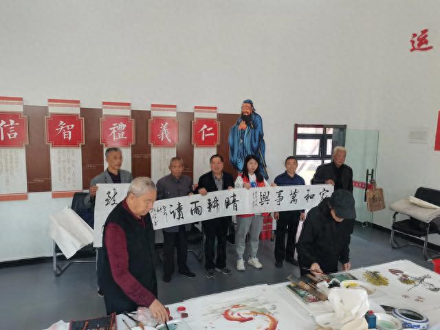 重阳佳节将来临 创作墨宝送老人