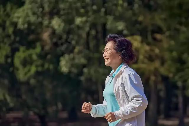 医生发现：那些长期晨跑的老人，到75岁以后，很多都变成了这样