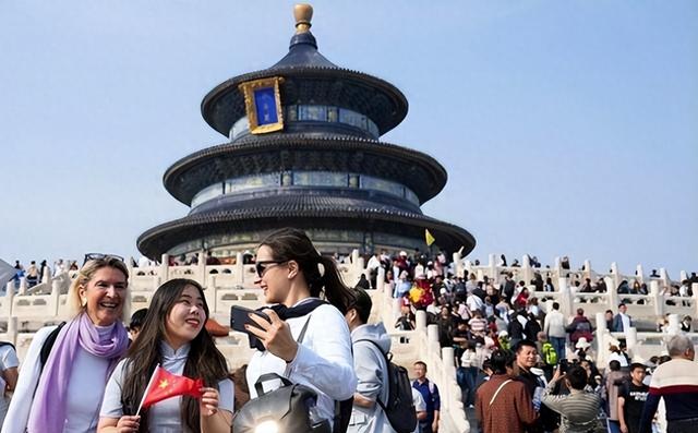 人山人海只看不买，年轻人报复性“白嫖”，景区赚不到钱了？