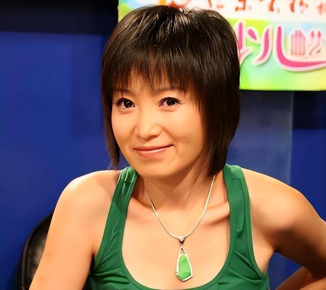 她连上5次春晚，私下却和恩师同居怀孕被骗流产，今57岁依然单身