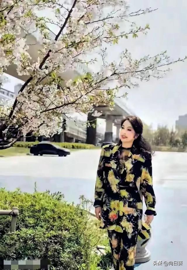 74岁刘晓庆弄了新发型惊艳全网 ， 网友 ：都不敢认 太年轻了