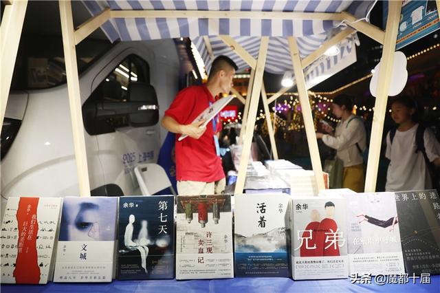 上海书展首设“夜市”，点亮书香与烟火气的夏夜