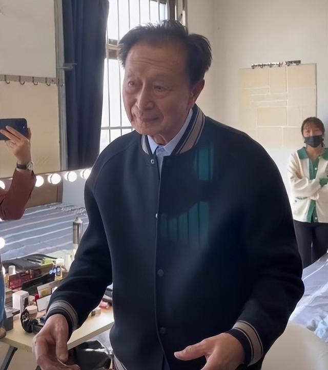 86岁宋世雄现状：定居北京老到认不出，托举儿女成才后却都在国外