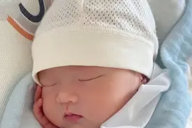 婴儿很能睡，可能大脑发出的“求救”信号，满月后，要留心眼图片