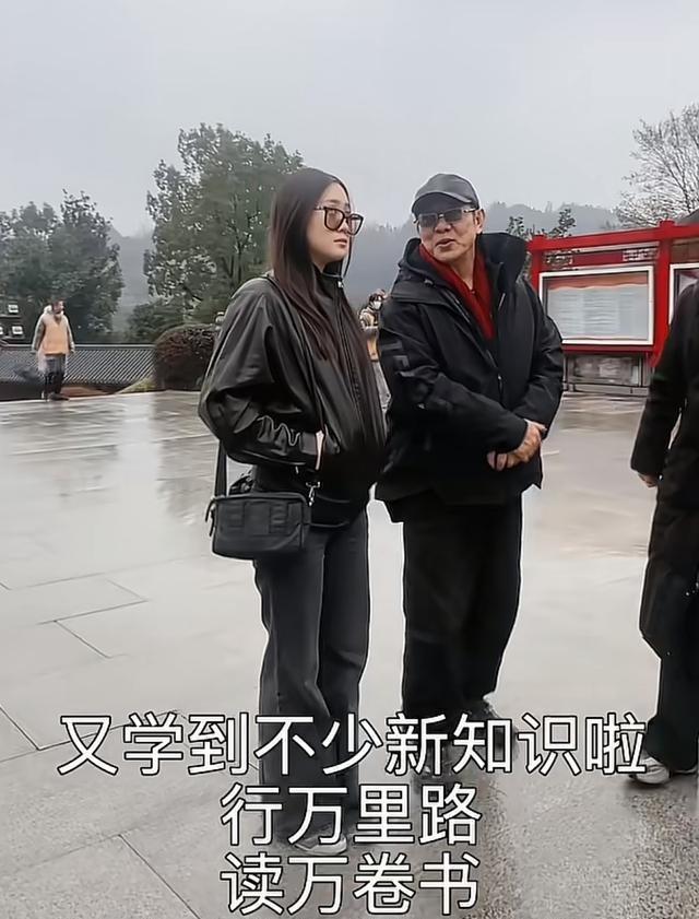 62岁李连杰带小女儿游九华山，不敢开美颜，缩着脖子走路老态龙钟