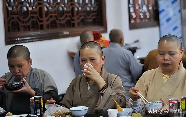 和尚们每天吃素，为何多是肥头大耳？看看他们的伙食就全都明白了