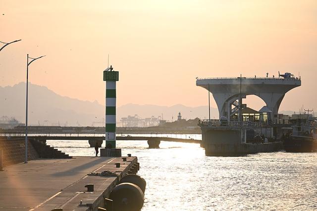青岛八大峡广场藏着生活本真的惬意