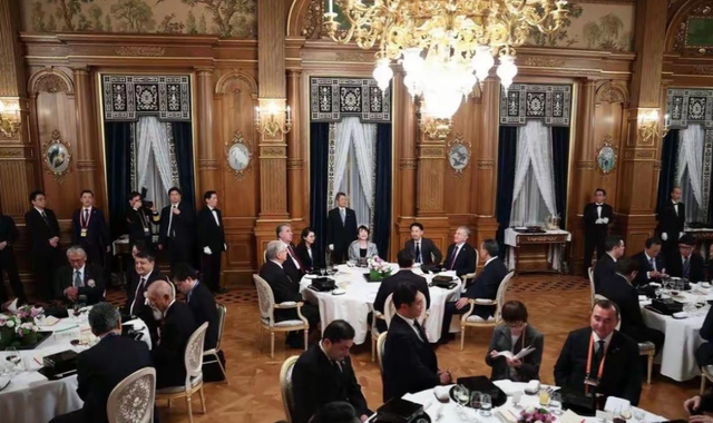 日本东京召开晚宴，高市早苗高调亮相：对俄动真格，对中国用软的