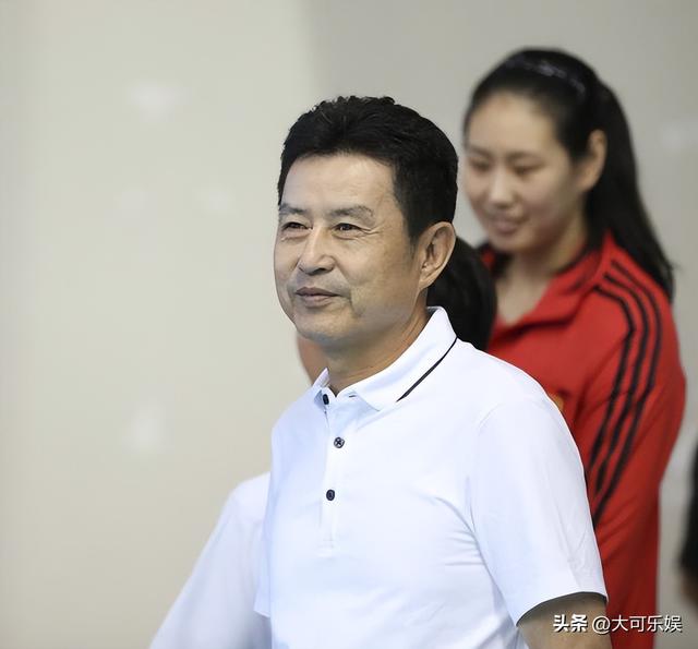 女排名帅陈忠和现状：二婚娶女排队员为妻，今已退休携妻回归家庭