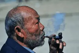 医生直言：若老年人突然不吸烟，不出半年，身体会出现这4大变化图片