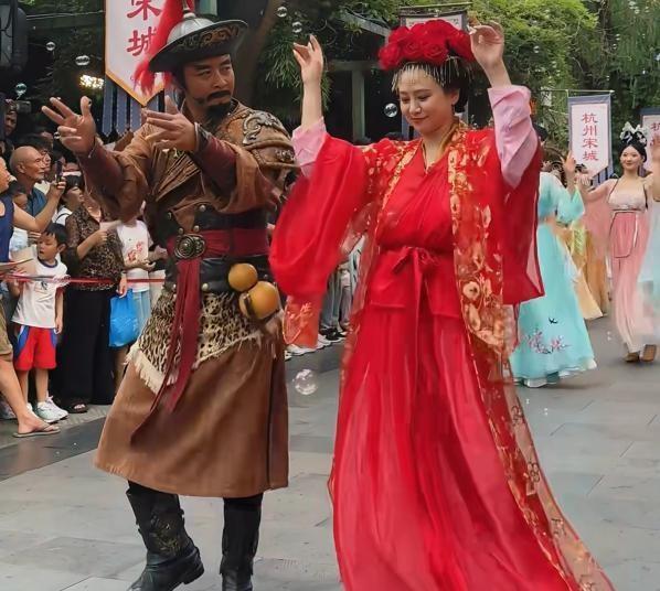 心酸！56岁翁虹走穴商演，在景区跳舞供人观赏，长这么漂亮可惜了