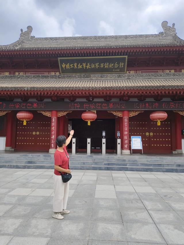 我们今天本来要去兰州水墨丹霞，却在会宁县被战友"俘虏”了