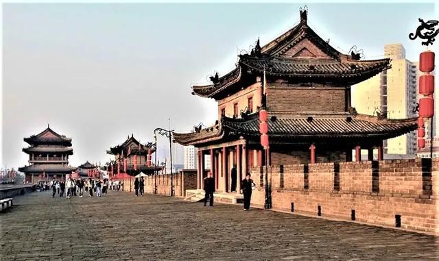 那天，西安古城墙上多余的风