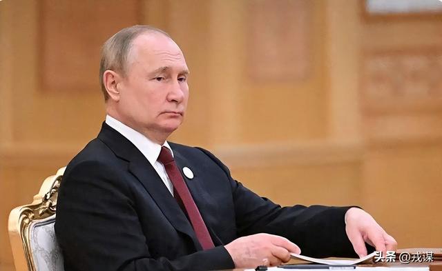 美帮乌击败俄？乌军开挂	，俄轰炸机被端掉三成！美是劝和还是拱火