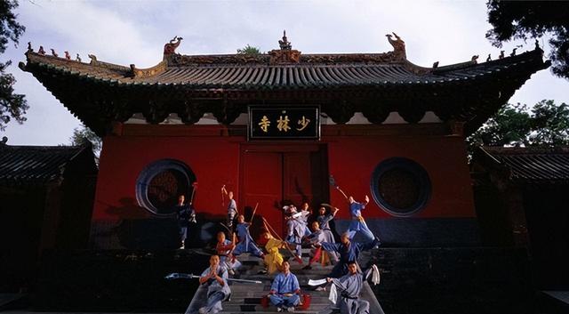 他是释永信的师弟，他自诩武僧总教头，但实际上他是当地的黑老大