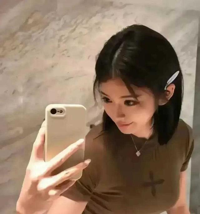 吴艳妮这身材也太哇塞了，就算是个女的看了都会动心，魅力动人。