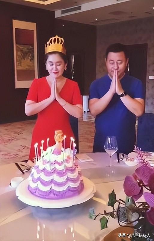 不听赵本山劝告，离婚再娶“女儿闺蜜”，王长贵向同龄岳父母拜年