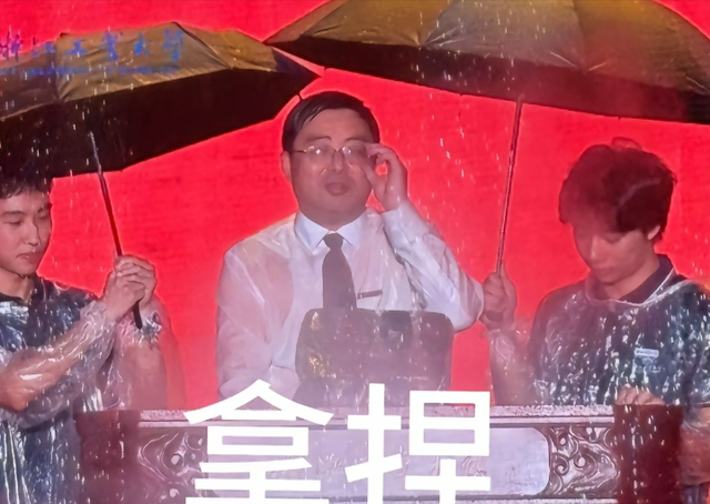 浙工大火了！典礼遇暴雨，学生打伞校长“湿身”，网友：真双一流