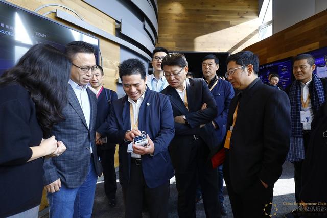 美国扶持的4大中国富豪起作用了，在国内疯狂捞钱，转身捐给美国