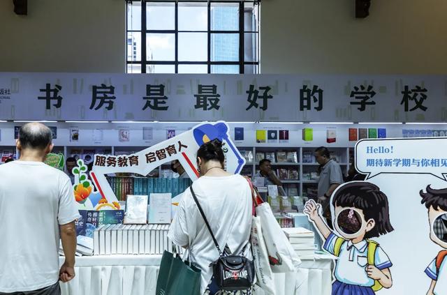 淘书逛展、夜游夜市、盖章打卡……上海书展的快乐，弥漫在整座城市→
