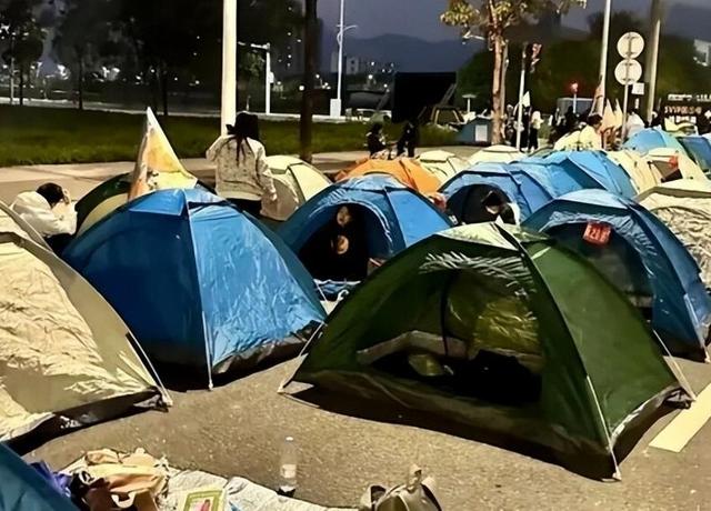 人山人海只看不买，年轻人报复性“白嫖”，景区赚不到钱了？