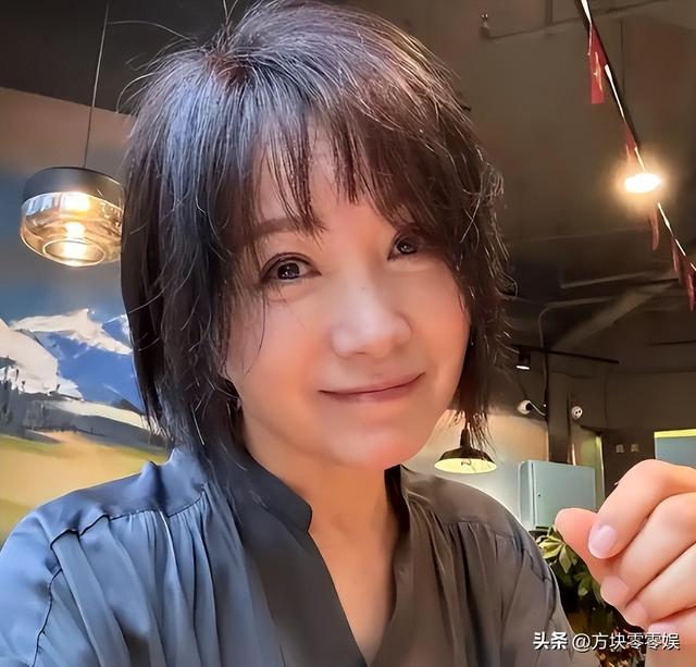 她连上5次春晚	，私下却和恩师同居怀孕被骗流产，今57岁依然单身