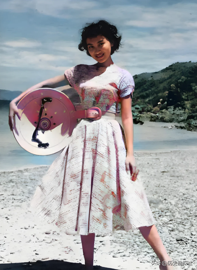 夏梦有多美？57年她和毛主席合影，那年24岁，端庄典雅，美艳绝伦