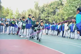 跳绳、踢毽子、跳皮筋……多彩体育让孩子们动起来图片