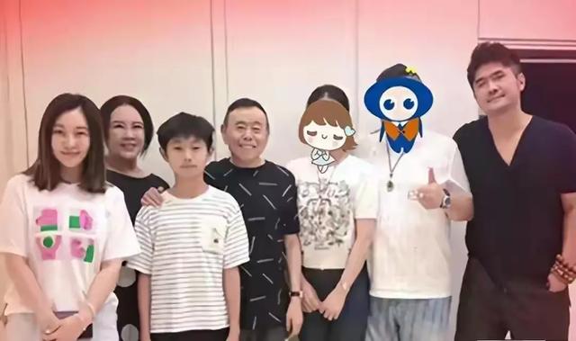 潘长江一家北京别墅宴客，餐厅大得像会所，妻子杨云罕见现身！