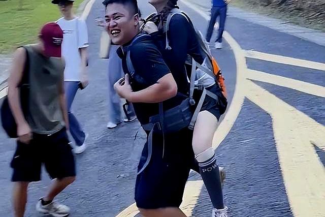广东女子登山脚崴！被陌生小伙背40分钟下山，恶心的一幕却出现了