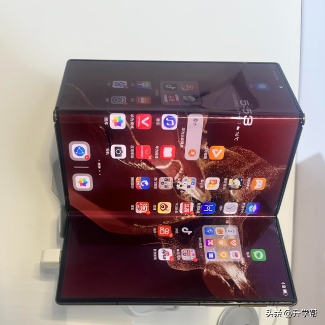 首发全球首款！在成都，展开“未来”屏