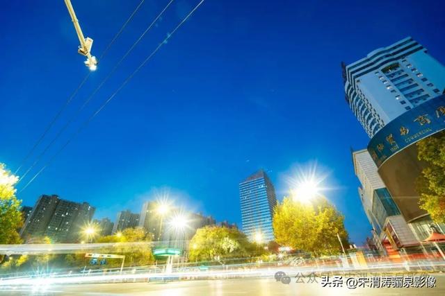 陕西渭南：感恩节当天的人和公园星轨和国贸十字车轨等