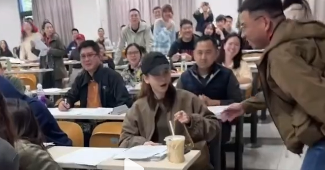 网友称在北大考试时偶遇戚薇