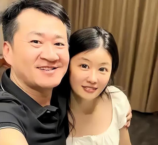 知名演员无戏可拍	，回老家摆摊卖炒面，娶小18岁娇妻矛盾不断