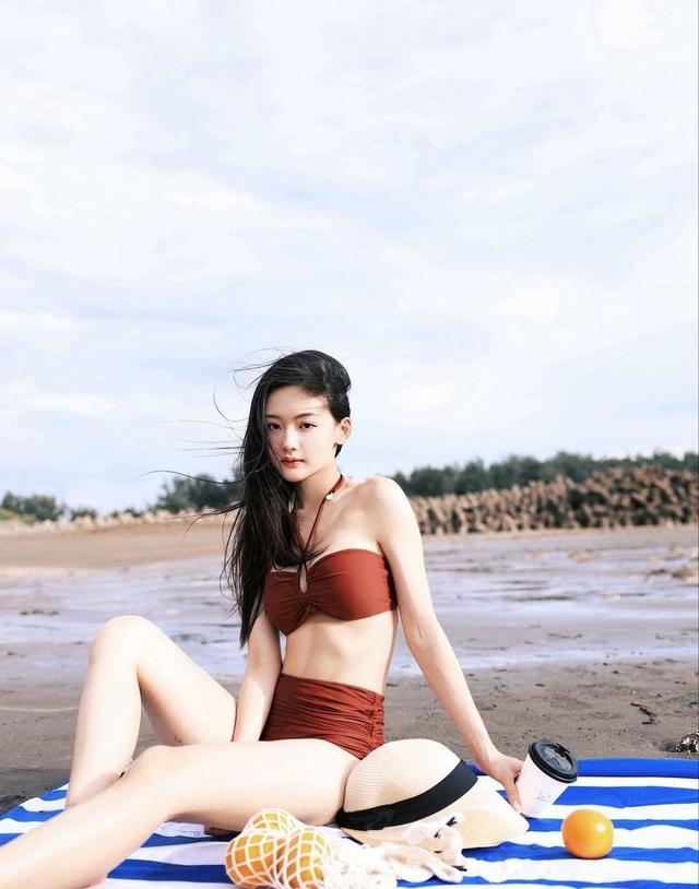 粉色梦境中的温柔时光，春日樱花飘散，轻盈美好片段闯入记忆深处