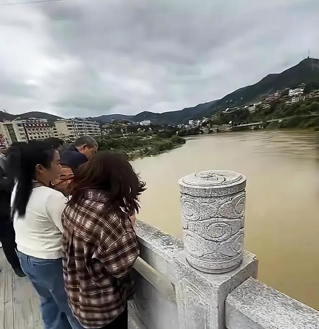 陕西29岁新郎结婚当天跳河：毁掉他的，并不是女人