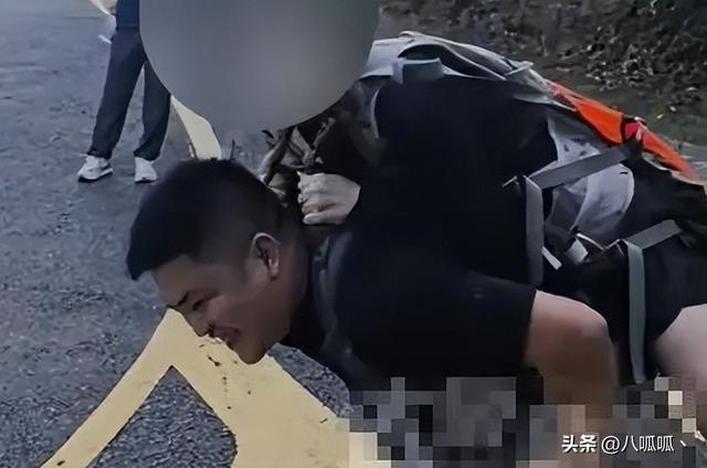 广东女子登山脚崴，被陌生小伙背40分钟下山，恶心的一幕出现了