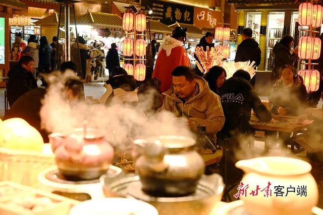 敦煌：丝路古城夜经济“火”起来