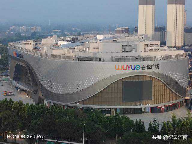 信华建国酒店和新城吾悦广场，如同商丘市中心城区的两颗璀璨明星