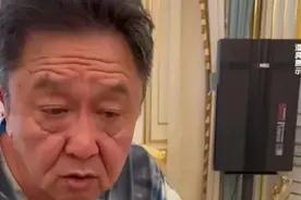 55岁于谦与朋友相聚，说话尽显幽默，满脸皱纹十分苍老图片