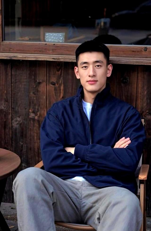 耐看型帅哥，这气质简直绝绝子，一看就是个好男人。